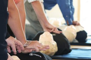 Image of people giving CPR to training dolls.